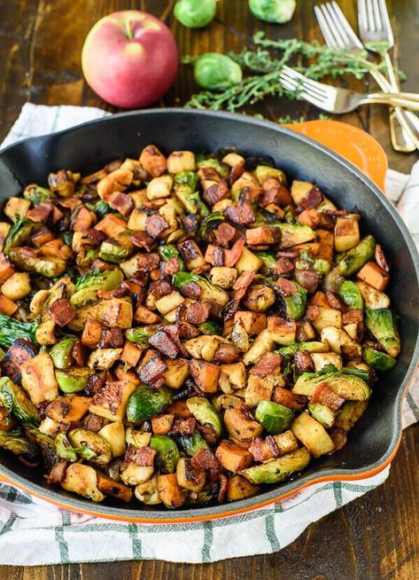 Chicken Apple Sweet Potato Skillet with Bacon and Brussels Sprouts. A healthy one-pan dinner with all of your favorite fall ingredients! Apple Sweet Potato, Potato Skillet, Wallpaper Food, Chicken Apple, Skillet Dinner Recipes, Sweet Potato Skillet, Nigel Slater, Bakery Ideas, Makanan Diet