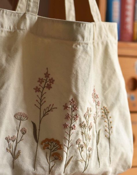 Cross Stitch Patterns Tote Bag Diy Pattern, Diy Embroidery Flowers, Tote Bag Embroidery, Diy Embroidery Shirt, Diy Projects Gifts, Clothes Embroidery Diy, Embroidered Tote Bag, Embroidery Materials, Green Cushions