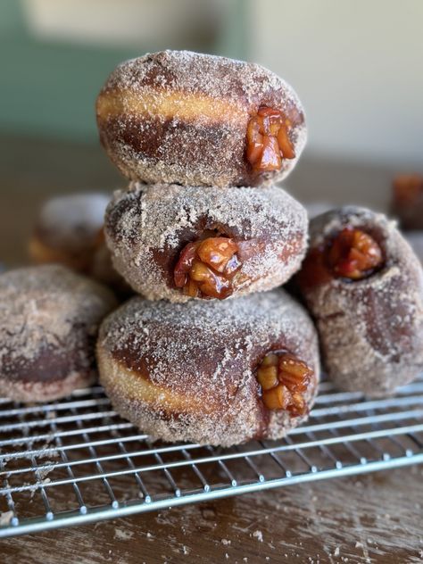 Apple Pie Cinnamon Sugar Donuts - The Farmstyle Cinnamon Sugar Pumpkin Donut Holes, Apple Slice Donuts Recipe, Apple Cinnamon Donut, Donuts Holes, Apple Cider Donuts Recipe, Donut Calories, Christmas Pastries, Homemade Donuts Recipe, Apple Donuts