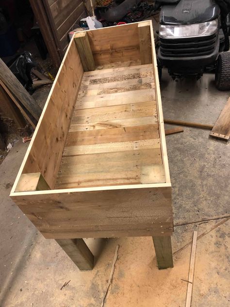 Diy Pallet Planter, Pallet Planter Box, Wood Pallet Planters, Planter Box Plans, Diy Wood Pallet Projects, Garden Boxes Diy, Diy Garden Bed, Raised Planter Boxes, Garden Boxes Raised