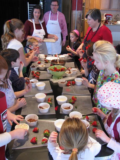 Idées activités : atelier de cuisine pour enfants  pour apprendre à préparer de bons gâteaux au chocolat et à la fraise. Cooking Class For Kids, Health Restaurant, Dipped Fruit, Kids Cooking Party, Cooking Pork Roast, Culinary Kitchen, Applying Sunscreen, National Nutrition Month, Cooking Party