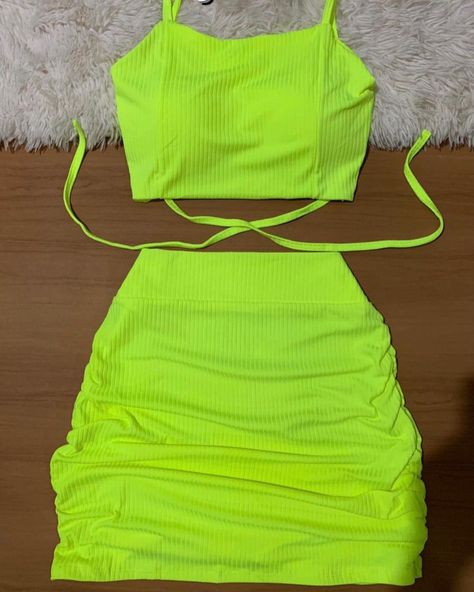 Neon Dress Outfit Party, Neon Party Dresses, Neon Outfit Ideas Party, Neon Outfits Party, Neon Outfit Ideas, Ropa Color Neon, Cropped Neon, Green Fashion Outfits, Neon Party Outfits