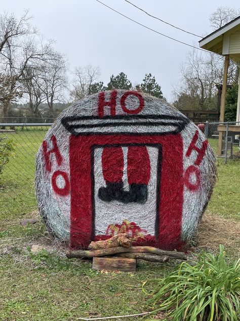 Christmas Hay Bales Decoration, Hay Bale Christmas Decor, Round Bale Decorating Ideas, Christmas Hay Bale Decor, Christmas Hay Bales, Christmas Hay Bale, Hay Bale Christmas, Painted Hay Bale Ideas, Hay Bale Decor