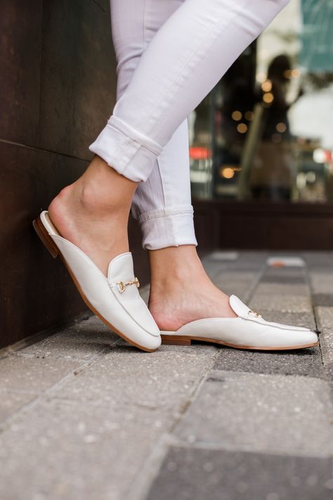 Houston fashion blogger Elly Brown wears white skinny jeans cuffed with while Sam Edelman flat mules Sam Edelman Mules Outfit, Leather Mules Outfit, White Mules Outfit, Converse How To Wear, All White Outfit Ideas, Sam Edelman Mules, White Outfit Ideas, Mules Outfit, White Mules