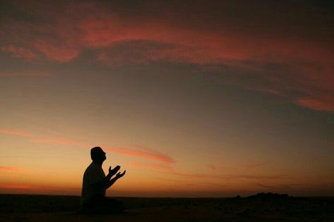 Islamic Photography, Prayer Pictures, Man Praying, Prayer Images, Islamic Photo, Worship Backgrounds, Silent Prayer, Watch And Pray, Islamic Pic