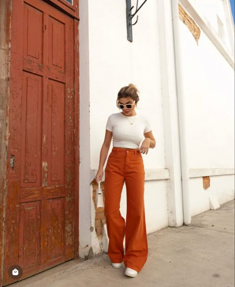 Orange Satin Pants Outfit, Orange Pants Outfit Fall, Outfits With Orange Pants, How To Style Orange Pants, Pantalon Naranja Outfits, Coaching Outfits, Orange Pants Outfit, Satin Pants Outfit, Slacks Outfit