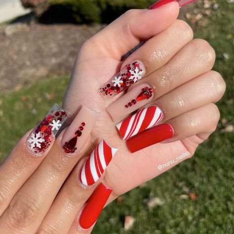 Christmas Fake Nails, Snowflakes Nails, Nail Art Christmas, Christmas Press On Nails, Fake Nails Long, Snowflake Nails, Christmas Nails Acrylic, Sparkle Nails, Festival Nails