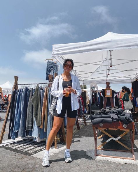 Flea Market Outfit, Tik Tok Influencer, Posing Women, Market Outfit, Market Photo, Women's Street Style, Posing Tips, Poses Photography, California Cool