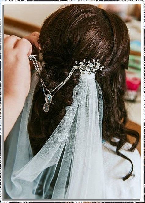 Looking for the perfect wedding veil to complete your bridal look? Check out these 12 stunning wedding veils ideas and tips for your special day. From classic cathedral veils to modern birdcage veils, find the perfect style to match your wedding dress. Whether you're going for a traditional or contemporary look, these wedding veil ideas will inspire you to find the perfect finishing touch for your big day. Great Gatsby Hair, Vintage Bridal Headpiece, Bridal Headpiece Vintage, Bridal Hair Chain, Gatsby Hair, Wedding Hairstyles And Makeup, Guest Hair, Accessories Crystal, Hair Chains