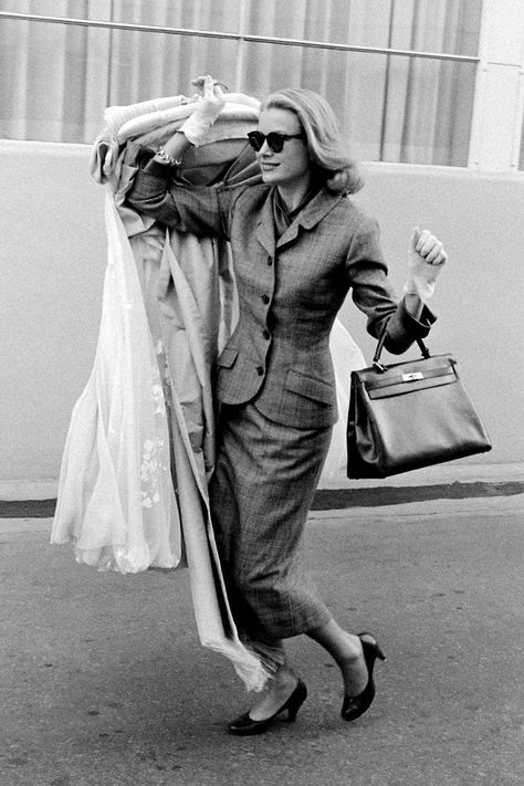 8 winter wardrobe essentials inspired by Grace Kelly | Vogue Paris Helen Rose, Elizabeth Mcgovern, Grace Kelly Style, Jacques Cousteau, Princess Grace Kelly, Christophe Lemaire, Prince Rainier, Winter Wardrobe Essentials, Hermes Kelly Bag