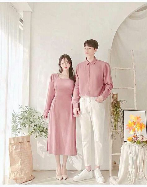 Casual Prenup Outfit, Pink Couple Outfit, Prewedding Outfit Ideas Casual, Thailand Ootd, Couple Outfits Korean, Prenup Outfit, Couple Ootd, Ootd Couple, Prenuptial Photoshoot