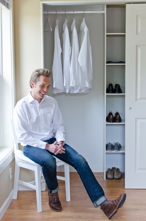 Tour My Minimalist Apartment - The Minimalists Joshua Fields Millburn, Minimalism Wardrobe, Minimalist Wardrobe Men, Minimalism Apartment, Extreme Minimalism, Closet Minimalist, Minimalist Dressing, Ultra Minimalist, Japanese Scandinavian