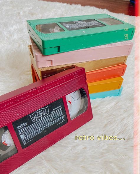 Things To Do With Vhs Tapes, Vhs Tape Art, Vhs Upcycling, Vhs Diy, 80s Crafts, Vhs Crafts, Vhs Art, 90s Decor, Rainbow Diy