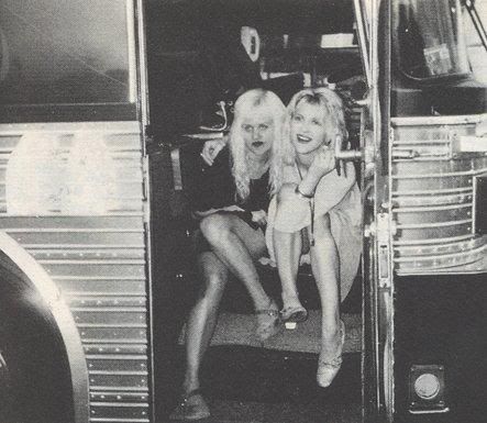 Courtney Love & Kat Bjelland on the Babes In Toyland Lollapalooza tour bus. 1993. Kat Bjelland, Hole Courtney Love, Kurt Courtney, Courtney Love Hole, Kurt And Courtney, Frances Bean Cobain, Love The 90s, Tour Bus, Riot Grrrl