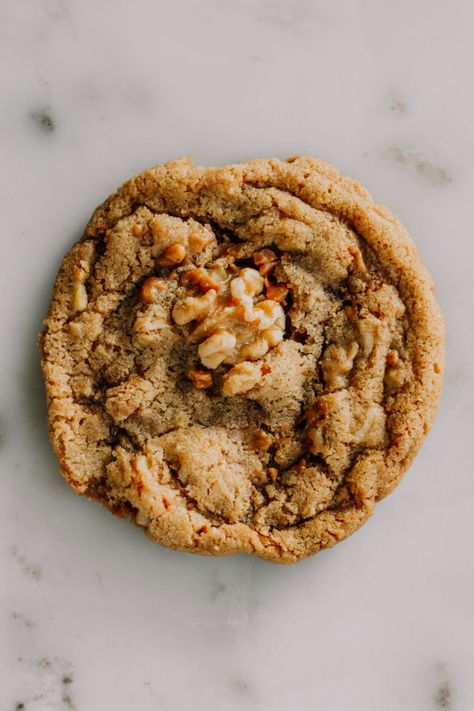 Toffee Cookie Recipe, Brown Butter Cookies, Toffee Cookies, Walnut Recipes, Butter Toffee, Walnut Cookies, Simple Kitchen, How Sweet Eats, Brown Butter