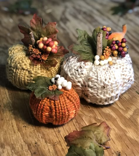 Loom Knitting Pumpkins on a Round Knitting Loom Loom Knit Pumpkins, Knit Pumpkins, Tiny Pumpkins, Loom Knitting Pattern, Fall Knits, 3 Pumpkins, Round Loom, Loom Knitting Projects, Holiday Fragrance