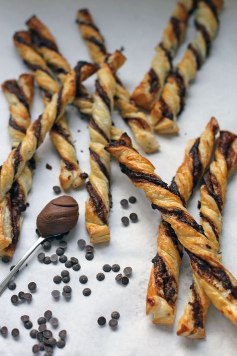 Nutella and Chocolate Chips Twist, sprinkle with Coarse Sugar and a pinch of Fleur De Sel Nutella Puff Pastry, Soft Tacos, Frozen Puff Pastry, Nutella Recipes, Chocolate Nutella, Canned Peaches, Puff Pastry Recipes, Pastry Desserts, Pastry Recipes