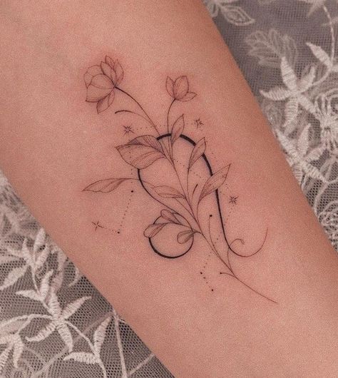 Leo Flower Tattoo Birth Month, Tattoo Ideas Zodiac Signs Leo, Zodiac Signs Flowers Tattoo, Zodiac Sign With Flowers Tattoo, Leo And Flowers Tattoo, Floral Leo Tattoo, Elegant Leo Tattoo, Leo Sunflower Tattoo Zodiac Signs, Leo Tattoo Flower