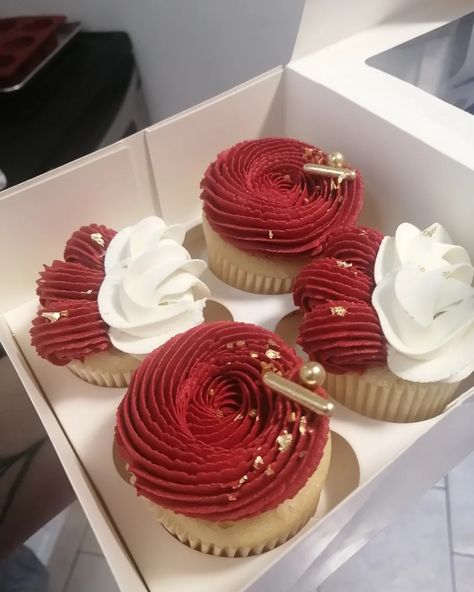 Burgundy Cupcakes With Gold, Wilton 6b Tip Cupcakes, Red Velvet Cupcake Decorating Ideas, Maroon Cupcakes, Red Velvet Cupcakes Decoration, Red And Gold Cupcakes, Red And White Cupcakes, Aggie Ring, Swirl Cupcakes