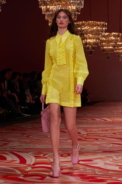 Alice McCall resort 2022 - Vogue Australia Indian Fashion Week 2022, Zimmerman Resort 2025, Samba Outfit Ideas, Versace Resort 2022 Collection, Trending Tops, Alice Mccall Resort 2022, Chanel Tweed Dress 2021, 2022 Fashion Trends, Cotton Tops Designs