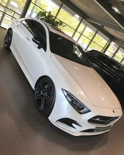 Mercedes AMG A220 Mercedes, Mercedes Benz A220, Honda Accord Sport, Dream Cars Mercedes, Top Luxury Cars, Lux Cars, Mercedes Benz Logo, Spin Out, Car Goals