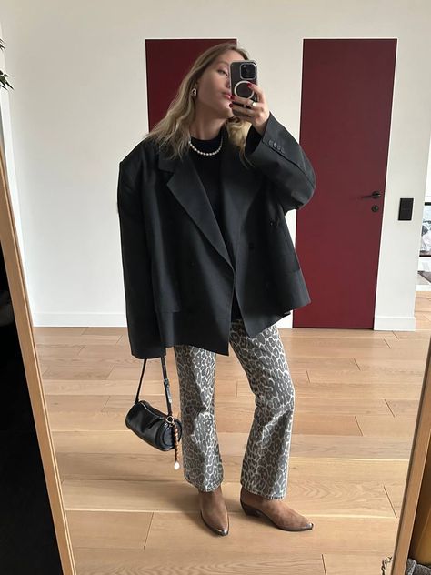 Leopard Jeans Outfit Winter, Ganni Leopard Jeans, Leopard Pants Outfit Winter, Leopard Print Jeans Outfit Street Style, Black Wide Leg Pants Outfit Winter, Print Jeans Outfit, Snake Jeans, Jeans Outfit Spring, Winter Pants Outfit