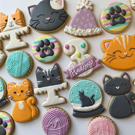 Decorated Cookies Royal Icing, Cookies Royal Icing, Sugar Cookie Recipe Easy, Royal Iced Cookies, Cat Cookies, Animal Cookies, Sparks Joy, Iced Cookies, Hello Kitty Items