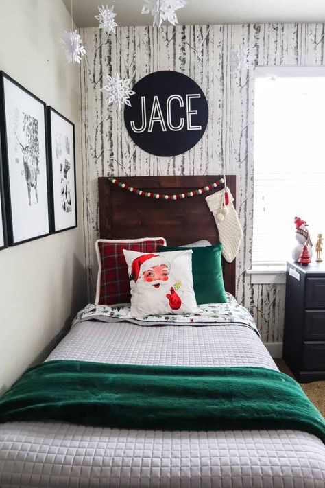 Boys bedroom decorated for Christmas Christmas Tree For Bedroom, Kids Christmas Bedroom, Ways To Decorate Your Bedroom, Bedroom Ideas For Boys, Bedroom For Christmas, Christmas Kids Room, Christmas Decor Ideas For Bedroom, White Christmas Decor Ideas, Christmas Bedroom Ideas