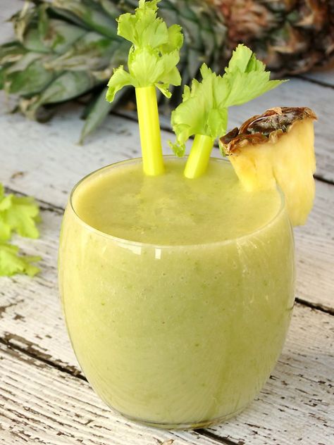 Pineapple Celery Smoothie | YummyAddiction.com Celery Smoothie Recipes, Celery Smoothie, Veggie Smoothies, Perfect Smoothie, Natural Detox Drinks, Smoothie Detox, Clean Diet, Detox Drinks Recipes, Pineapple Smoothie