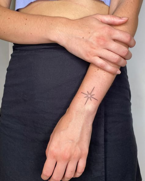 Compass Tattoo Feminine, Handmade Tattoo, Chicano Tattoo, Full Body Tattoo, Black Ink Tattoos, Feminine Tattoos, Little Tattoos, Piercing Tattoo, Get A Tattoo