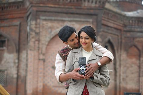 Mrinal Thakur, Sita Ramam, Dulquer Salmaan, Amazing Movies, Mrunal Thakur, Cute Movie Scenes, Sita Ram, Romantic Couple Images, Movie Pic