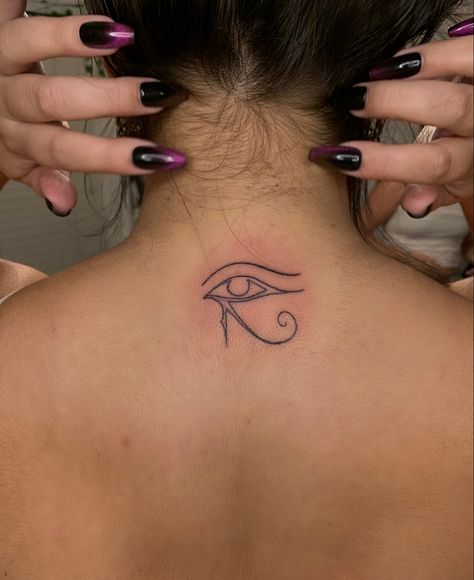 Tattoo Eye Of Ra, Tattoo Evil Eye, Neck Tattoo Back, Tattoo Back Of Neck, Tattoo Evil, Eye Of Ra Tattoo, Eye Of Horus Tattoo, Egyptian Eye Tattoos, Third Eye Tattoos