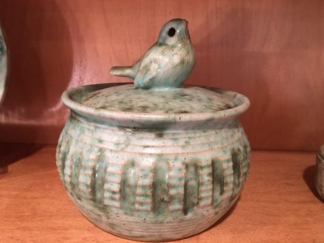 Peter's Pottery ~ Robin Covered Casserole in Jade ~ Circa 2017 $68.50. Just Lovely!! Peters Pottery, Townhouse Inspiration, Mccarty Pottery, Pottery Carving, Clay Bird, Pottery Design, Pottery Inspiration, Carving Ideas, Pottery Designs