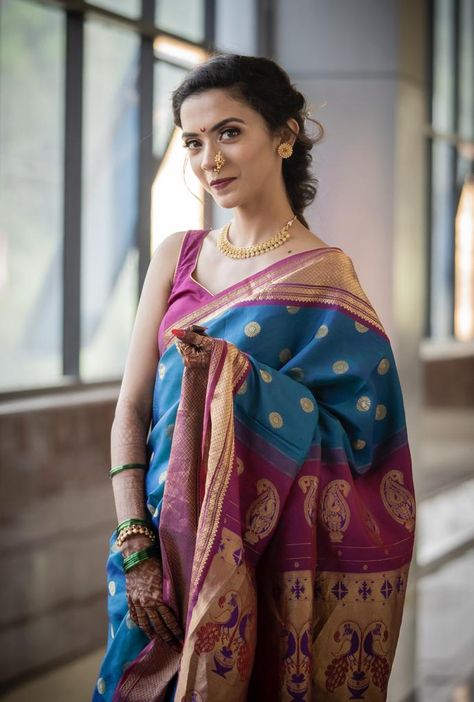 Maharashtrian Wedding Look Poses In Marathi Saree, Traditional Marathi Saree Look, Maharashtrian Saree Traditional, Maharashtrian Saree Look For Wedding, Maharashtrian Traditional Look, Marathi Saree Poses, Maharashtra Saree Look, Marathi Look Saree, Maharashtrian Saree Look