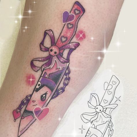 Kuromi Knife Tattoo, Pink Black Tattoo, Dark Kawaii Tattoo, Pastel Goth Tattoo Ideas, Kawaii Style Tattoo, Kawaii Tattoo Ideas, Pastel Goth Tattoo, Goth Hello Kitty Tattoo, Kuromi Tattoo