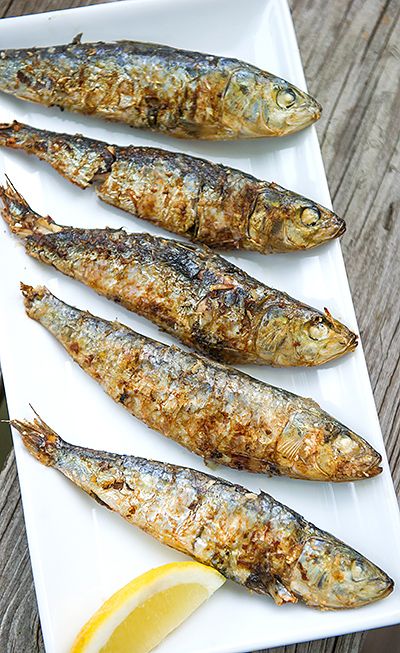 We all love the rare occasion that fresh Portuguese sardines are available at the market but this new easy method Portuguese Sardines, Grilled Sardines, Bbq Fish, Sardine Recipes, Whole Fish, Fish Fillets, Yummy Seafood, Seafood Market, Shellfish Recipes