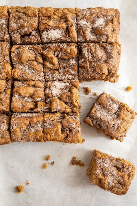 Pumpkin Blondie Brownies, Fall Cookie Bars, Dessert Ideas Gluten Free, Fall Desert, Pumpkin Blondies, Easy Sweet Treats, Crunch Topping, Fall Dessert Recipes Easy, Sugar Pumpkin