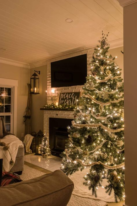 Farmhouse Style Christmas, Christmas Dreaming, Christmas Fireplace Decor, Christmas Fireplace, Winter Home Decor, Farmhouse Christmas Decor, Christmas Aesthetic, Home Tour, Cozy Christmas