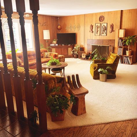 Retro Yellow Living Room, 70s House Interior Bedroom, 70s House Aesthetic Retro, Retro Living Room 1970s Mid Century, 60s Bloxburg House, 60s Wood Paneling, 1970s House Aesthetic, 60s 70s Interior Design, 70s Cabin Aesthetic