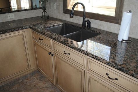 L shaped kitchen shows Baltic Brown granite with light color cabinets. #balticbrowngranite #balticbrowngranitecountertops #balticbrowngranitekitchencountertops #balticbrowngranitekitchencounters #lightcolorkitchencabinets #creambacksplashtiles #travertinebacksplash #brownporcelainfloortiles #porcelainfloortiles #blackkitchensink #brownkitchen Mid Century Modern Dining Table Diy, Brown Granite Kitchen, Baltic Brown Granite, Brown Countertop, Brown Granite Countertops, Cream Kitchen Cabinets, Traditional Kitchen Remodel, Kitchen Design Countertops, Taupe Kitchen