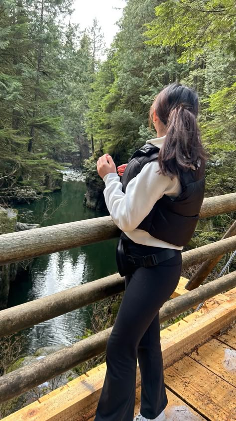 College Outfits Canada Summer, Woods Outfit Aesthetic, Vancouver Hiking Outfit, Coastal Hiking Outfit, Vancouver Bc Outfits, Hicking Outfits Aesthetic, Vancouver Island Outfit, Toronto Trip Outfit, Canadian Spring Outfits