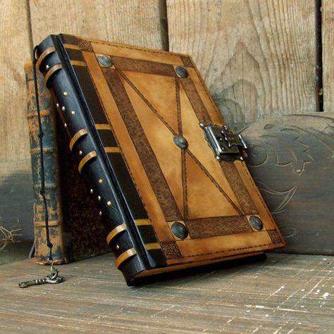 Book With Lock, Evora Portugal, Making Journals, Journal With Lock, Leather Bound Journal, Cool Journals, Miniature Book, Leather Books, Handmade Books