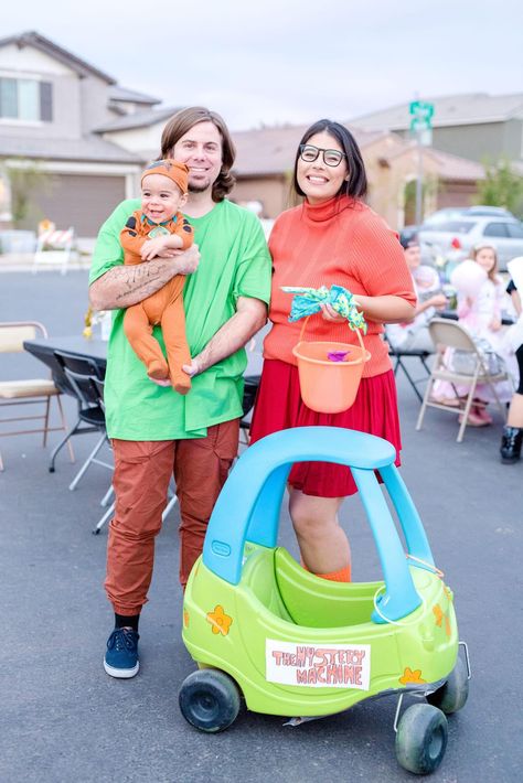 Family Costumes Scooby Doo, Scooby And Scrappy Doo Costumes, 90s Family Costume Ideas, Baby Scooby Doo Costume, Scooby Doo Family Costumes Halloween, Halloween Wagon Decor, Scrappy Doo Costume, Scooby Doo Family Costumes, Scooby Doo Trunk Or Treat