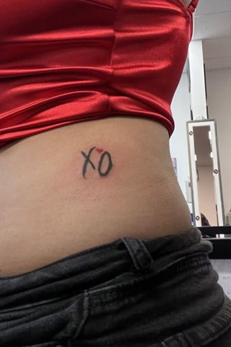 Xo Nails The Weeknd, Xo Tattoo The Weeknd, Stargirl Tattoo, The Weeknd Tattoo, Xo The Weeknd, Kiss And Hug, Weekend Concert, Xo Tattoo, Cute Simple Tattoos