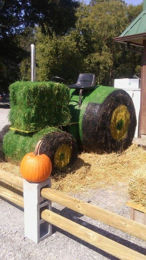 Painted Hay Bale Ideas, Fall Front Door Decor Ideas, Hay Bale Decorating Ideas, Decorated Hay Bales, Hay Bale Fall Decor, Hay Bale Fall, Hay Bale Decor, Painted Hay Bales, Rodeo Ideas