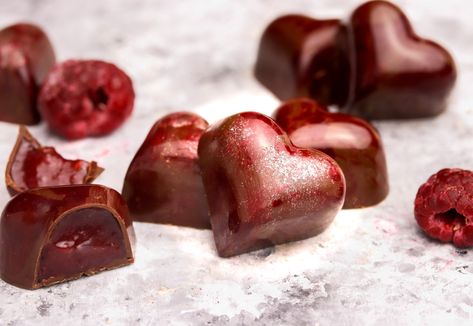 Chocolate Molds Recipe, Raspberry Caramel, Valentines Food Dinner, Bon Bons Recipe, Chocolate Bowl, Chocolate Candy Recipes, Homemade Sweets, Valentine Dinner, Simply Delicious