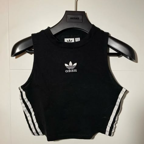 Adidas black & white crop top Size XS Adidas Clothes Women, Adidas Clothes, Adidas Outfit Women, Sporty Crop Top, Adidas Crop Top, Party Outfits Night, Sports Crop Tops, Adidas Accessories, Adidas Top