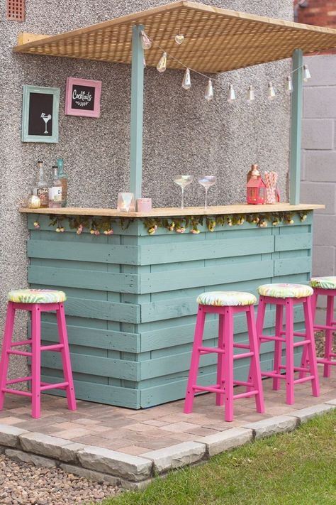 Outdoor Tiki Bar, Amazing Backyard, Diy Outdoor Bar, Outside Bars, Backyard Bar, Dye Ideas, Deck Decorating Ideas, Backyard Diy Projects, Outdoor Decor Backyard