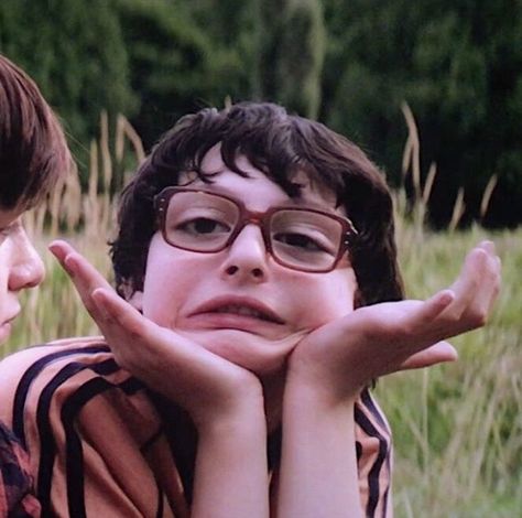 This pic is from IT(2017) it's a picture of Finn Wolfhard playing Richie Tozier. It's the funniest photo I've ever seen!🎈🎈🎈 Finn Wolfhard, Books Wattpad, Wattpad, Books