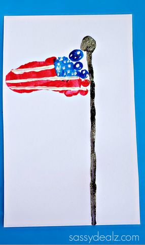 Flag Art Project, American Flag Craft, Labor Day Crafts, 4th Of July Craft, American Flag Crafts, Fourth Of July Crafts For Kids, Footprint Craft, American Flag Art, Art Project For Kids